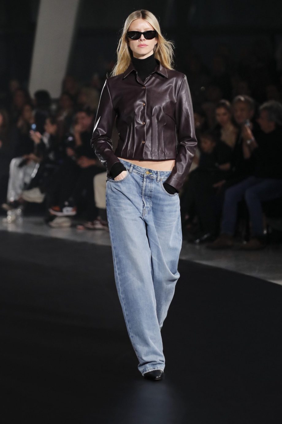 move-over-cropped-jeans-deze-ultralange-jeans-maakt-een-comeback-in-2023-239216