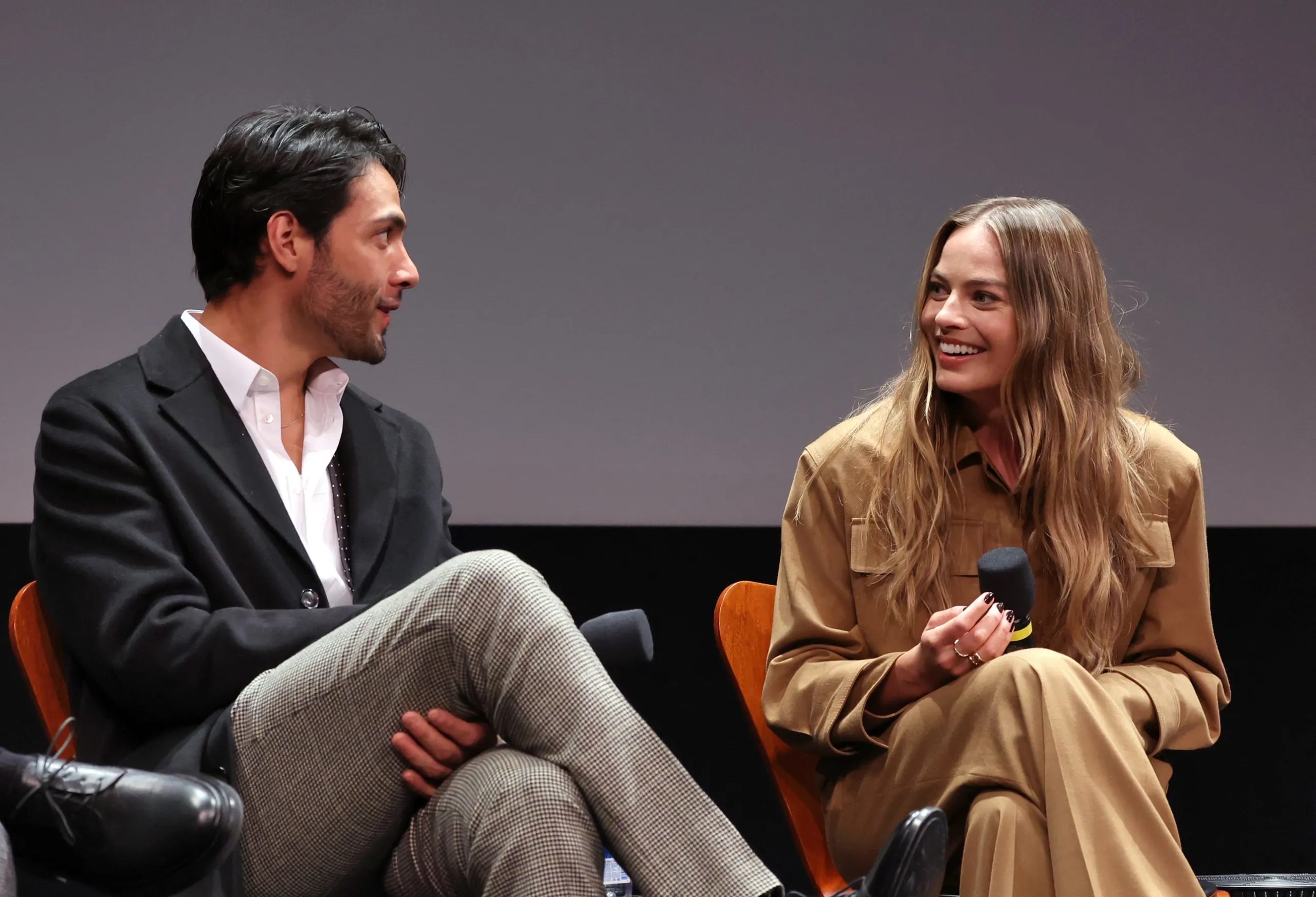 Margot Robbie in een pak van Aya Muse