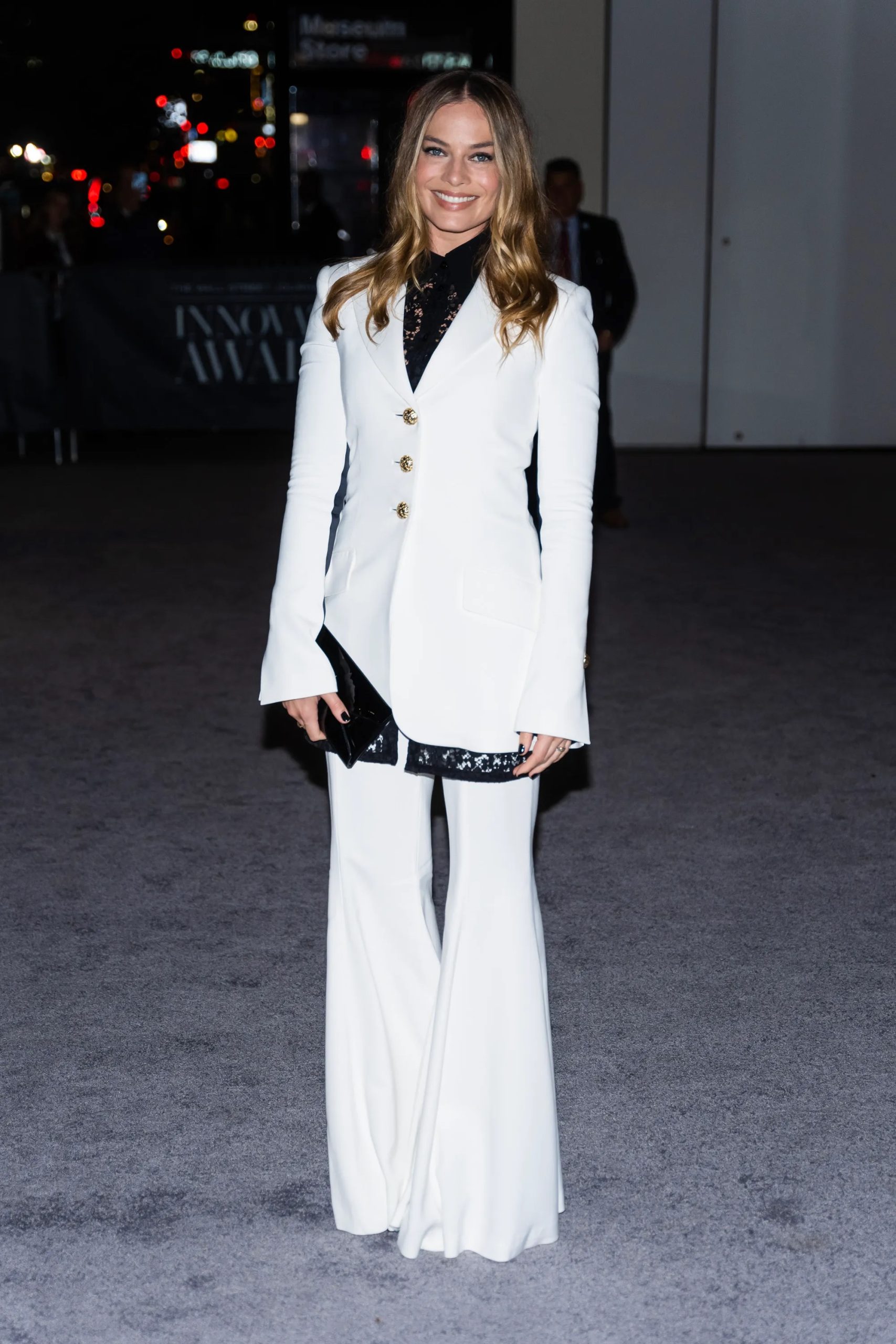 Margot Robbie in een pak van Proenza Schouler