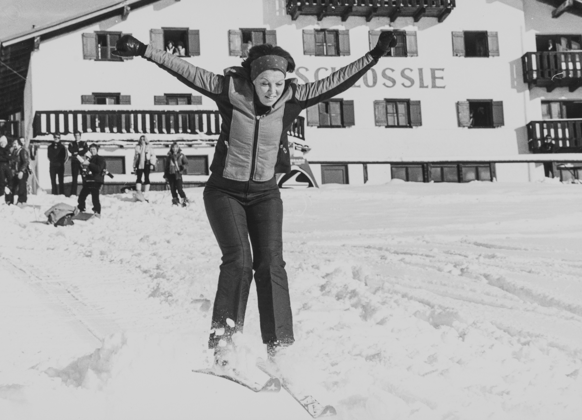 Beatrix maakt een sprong tijdens het skiën
