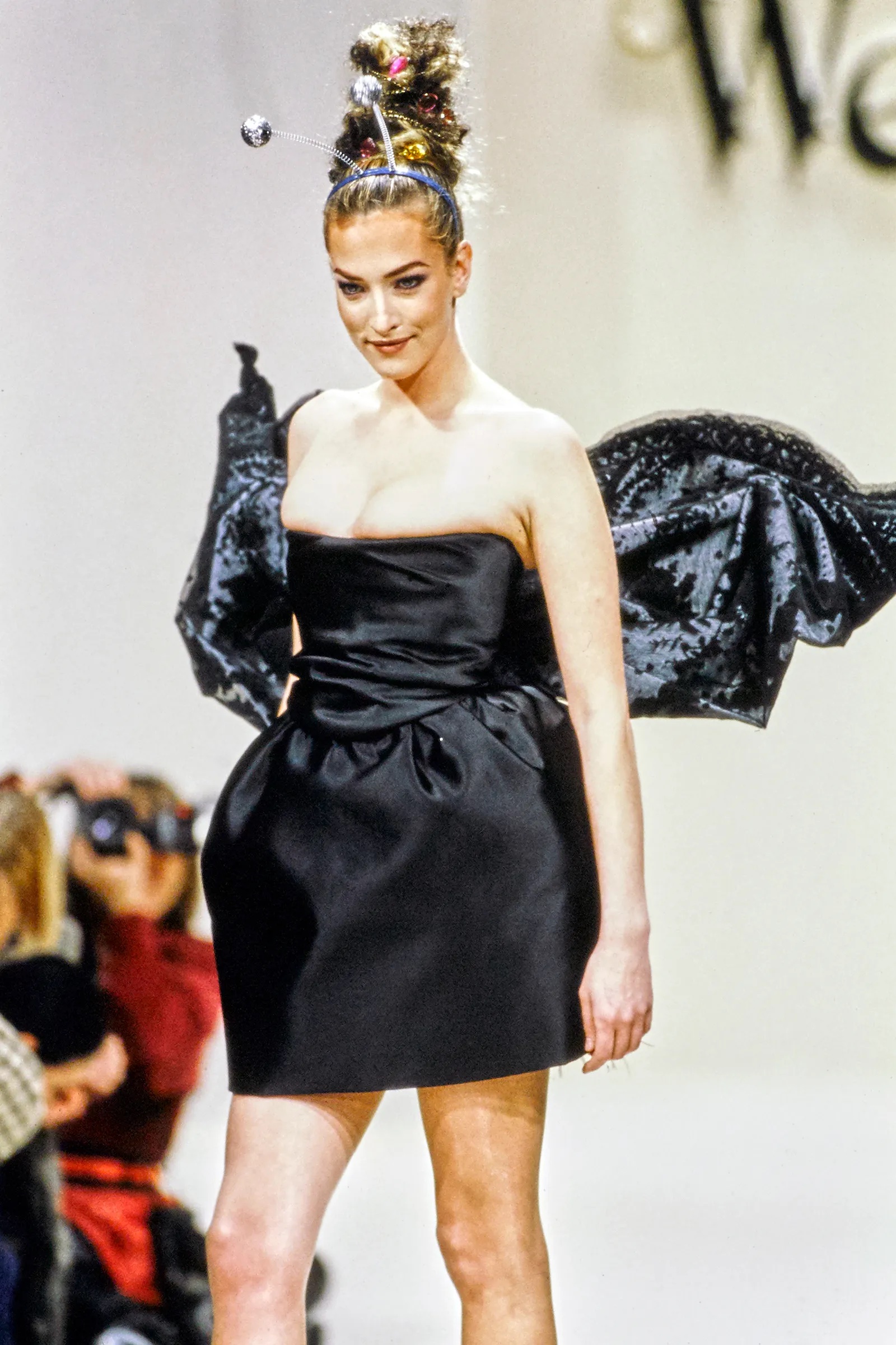 Tatjana Patitz voor Vivienne Westwood, herfst/winter 1994.