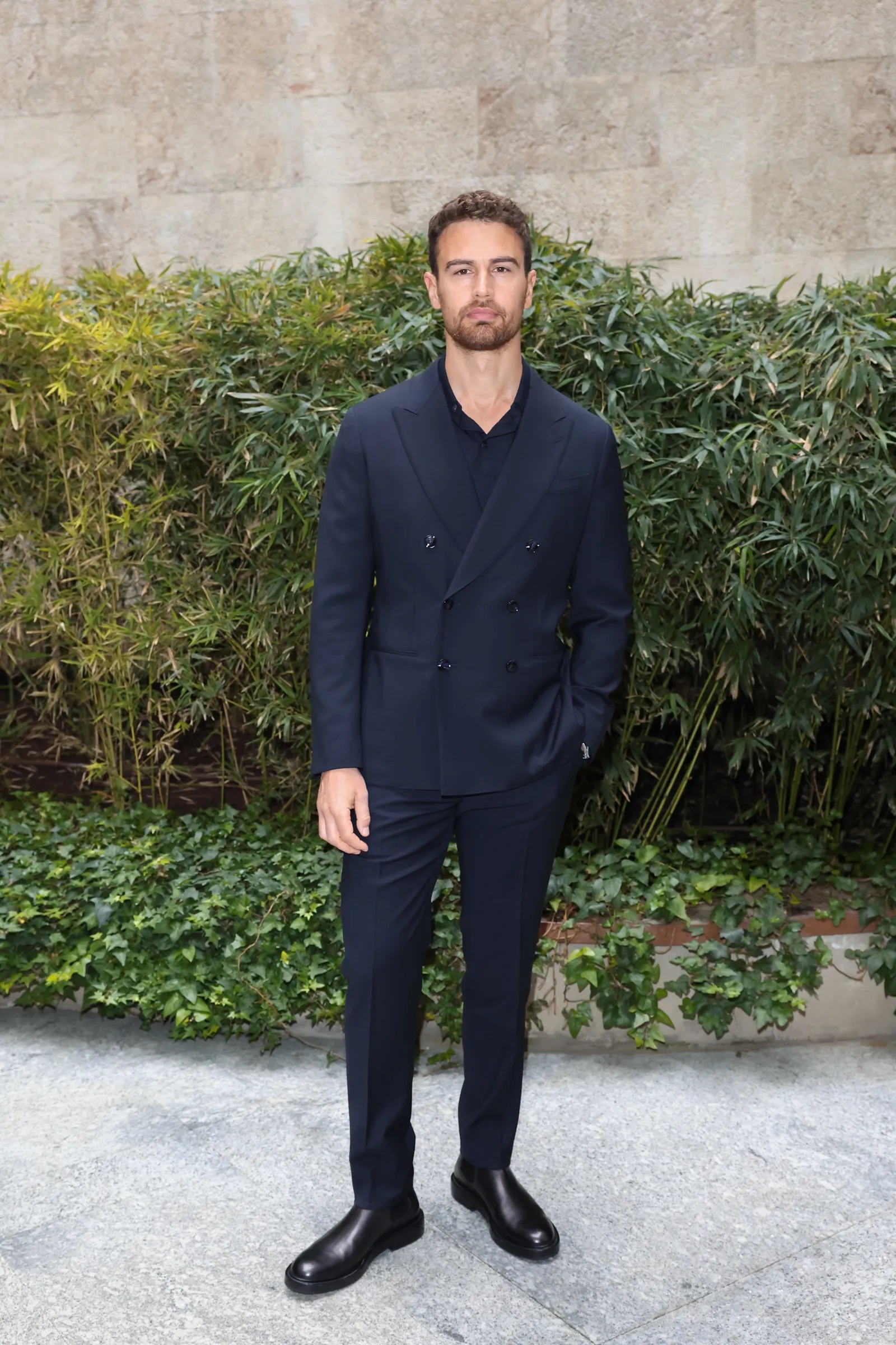 Theo James uit de cast van The White Lotus