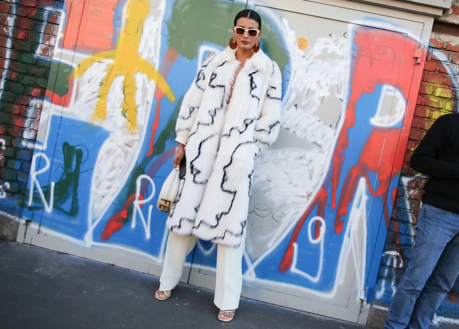 De witte faux fur jas
