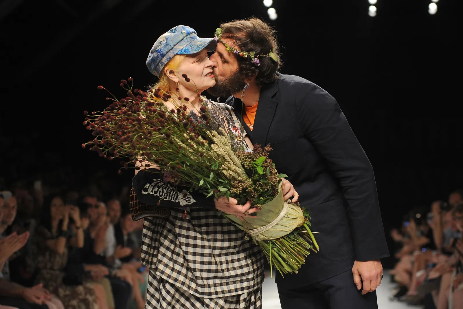 Vivienne krijgt zoen van haar man