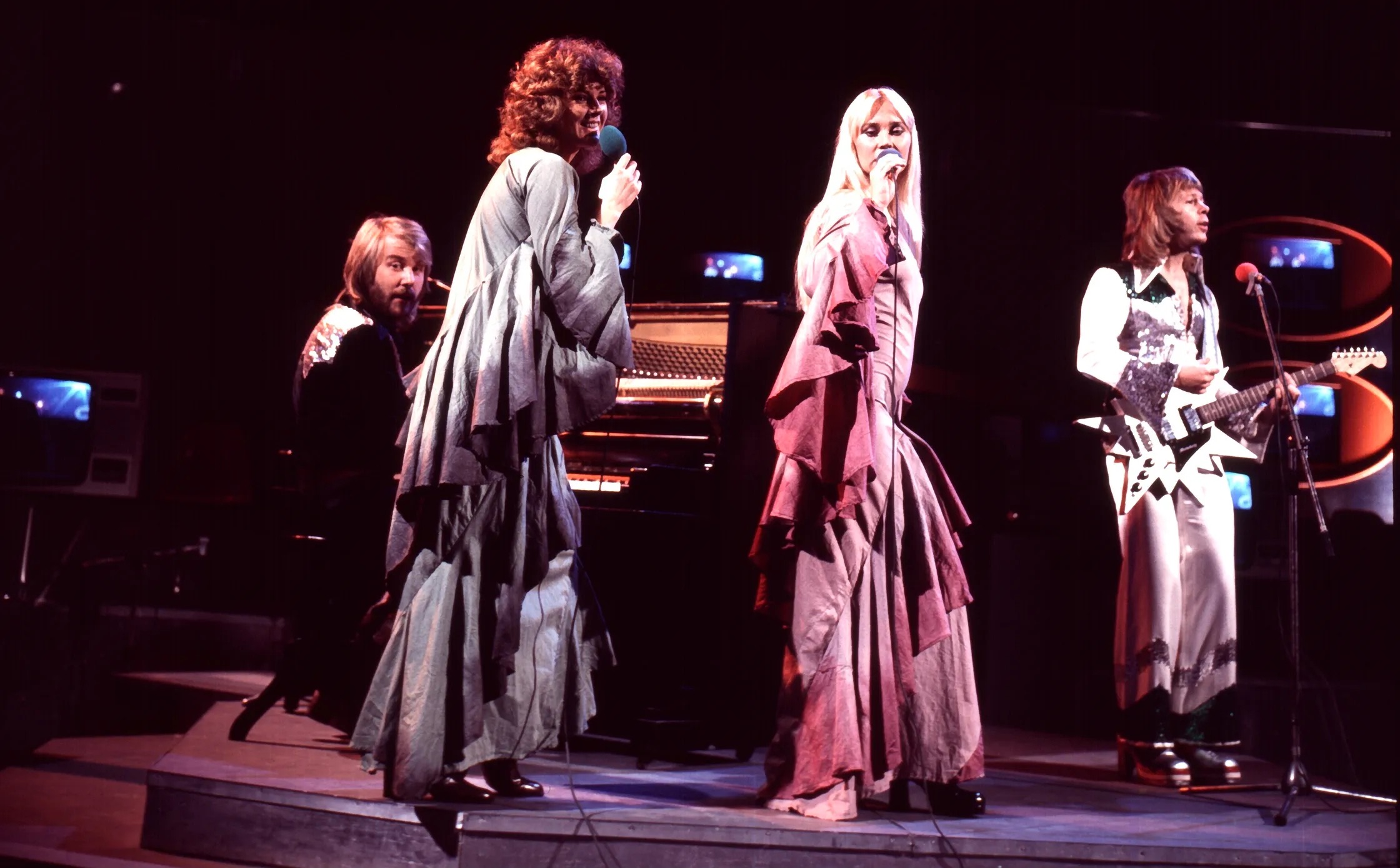Leden abba treden op op podium