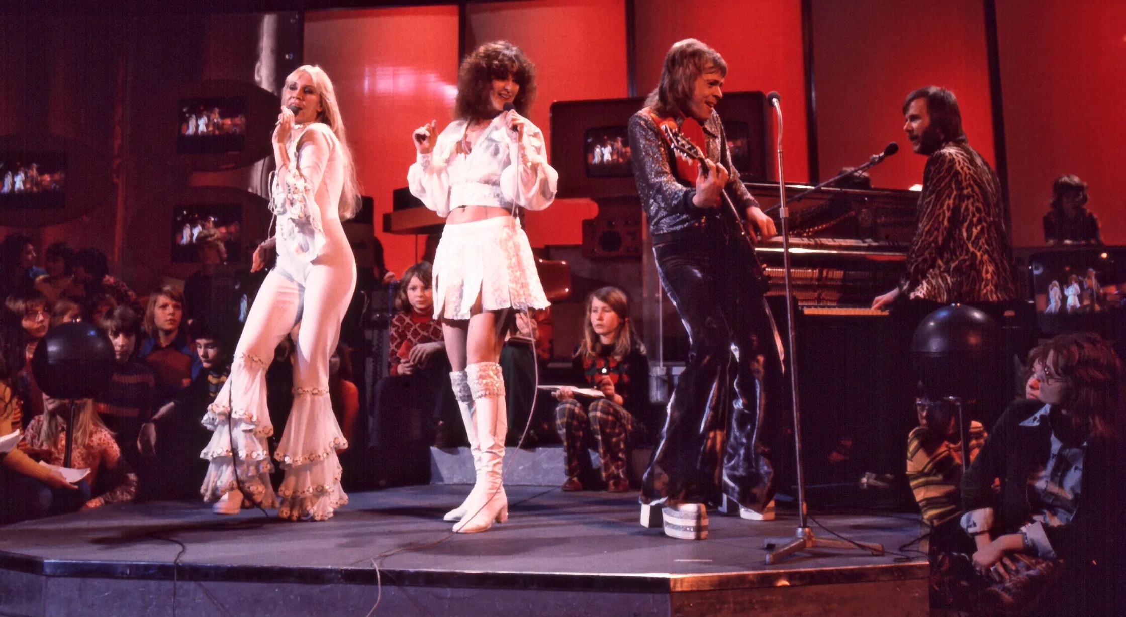 Alle leden abba op podium met heerlijke outfits