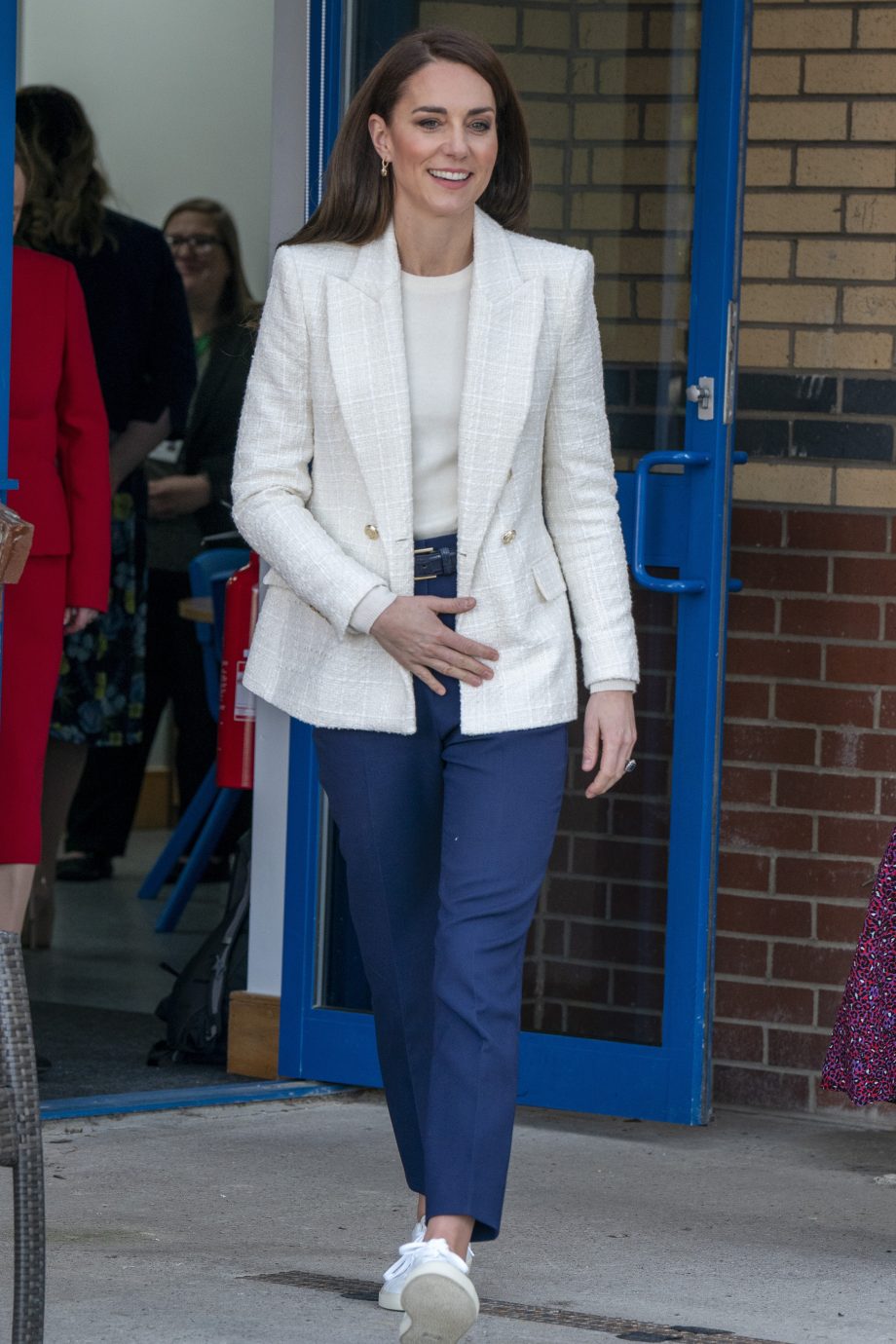 kate-middleton-draagt-betaalbare-witte-blazer-van-zara-en-hij-is-nog-steeds-te-koop-242412