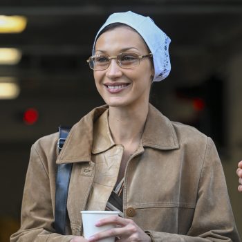 bella-hadid-helpt-in-new-york-bij-inzamelingsactie-aardbevingen-turkije-en-syrie-244396