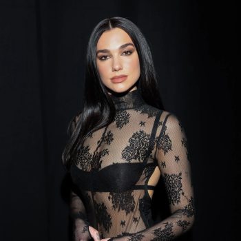 dua-lipa-draagt-deze-doorschijnende-kanten-bodysuit-tijdens-milan-fashion-week-244179