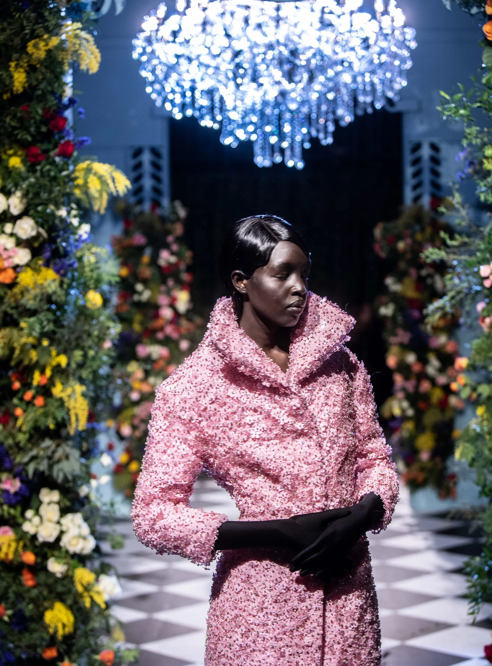 Model draagt roze pak van Richard Quinn
