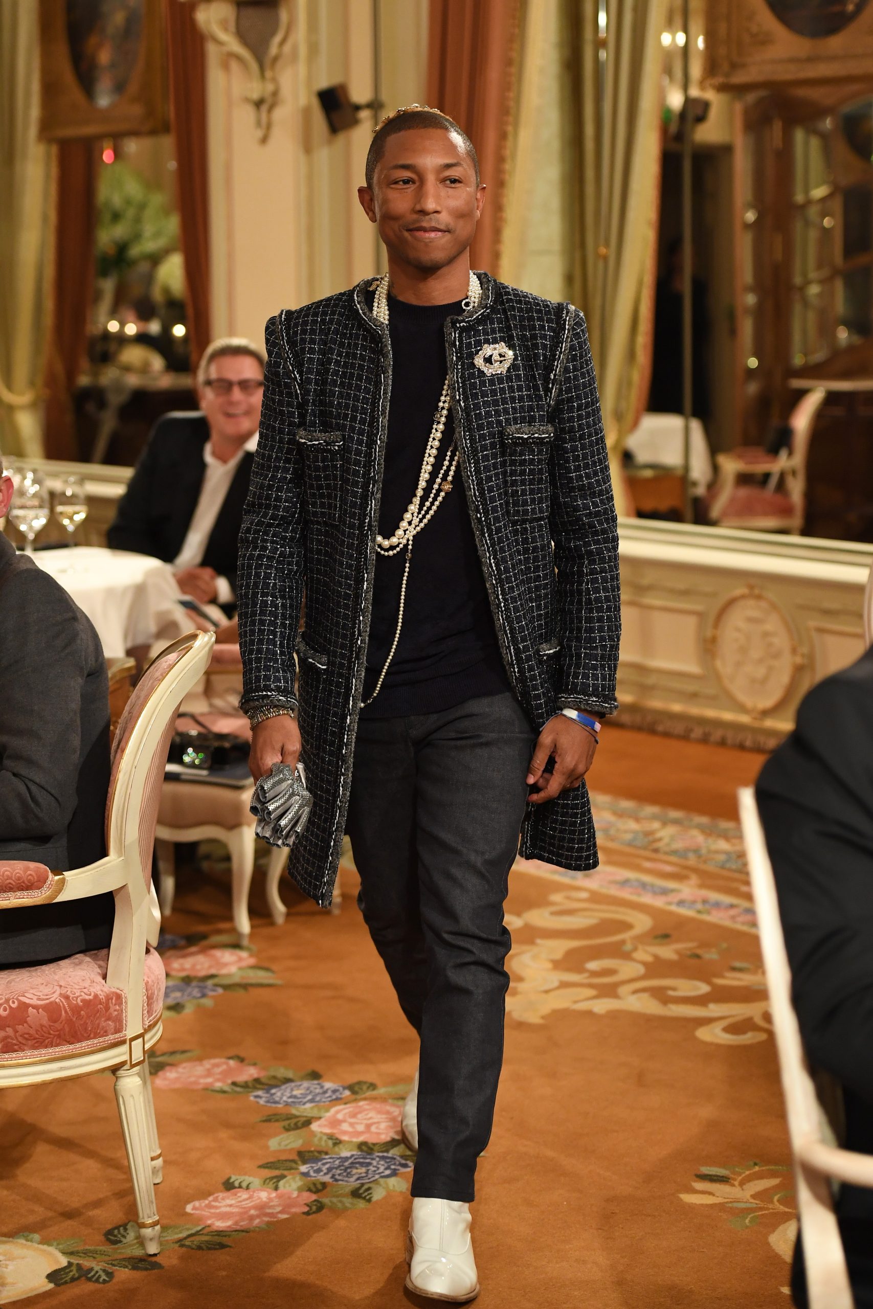 Pharrell Williams loopt voor Chanel show