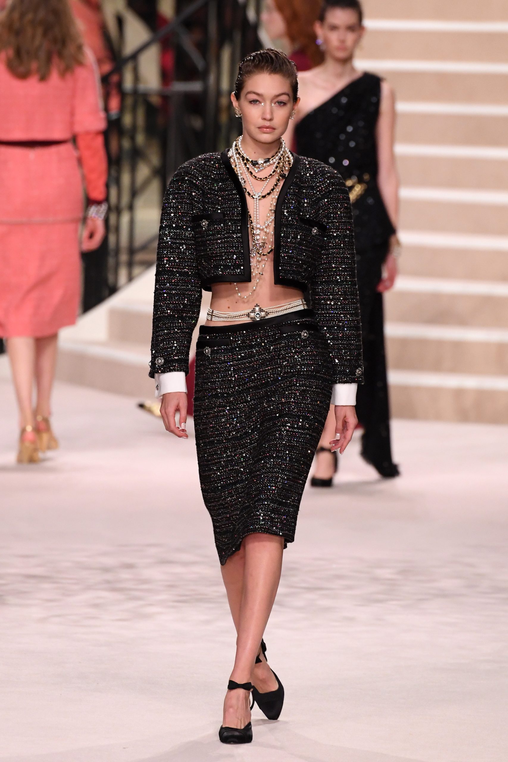 De beste catwalkmomenten van Gigi Hadid: Chanel Métiers d'Art 2019