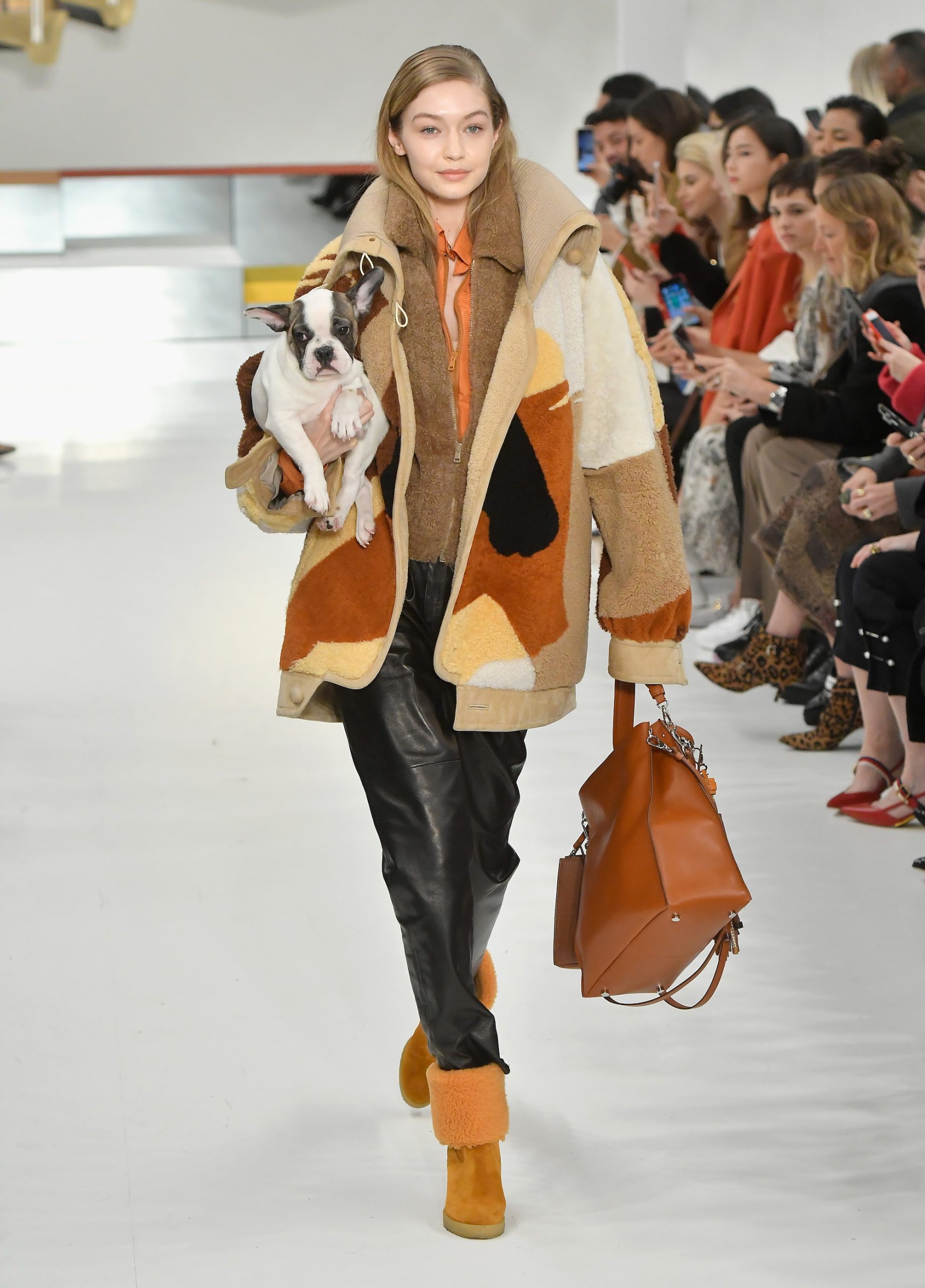 De beste catwalkmomenten van Gigi Hadid: Tod's herfst/winter 2018