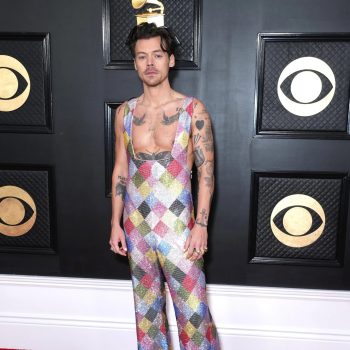 harry-styles-blijft-de-koning-van-de-jumpsuits-zo-bewijst-hij-bij-de-grammy-awards-241104