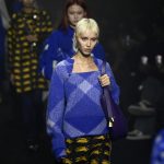 Iris Law op de catwalk bij Burberry herfst/winter 2023