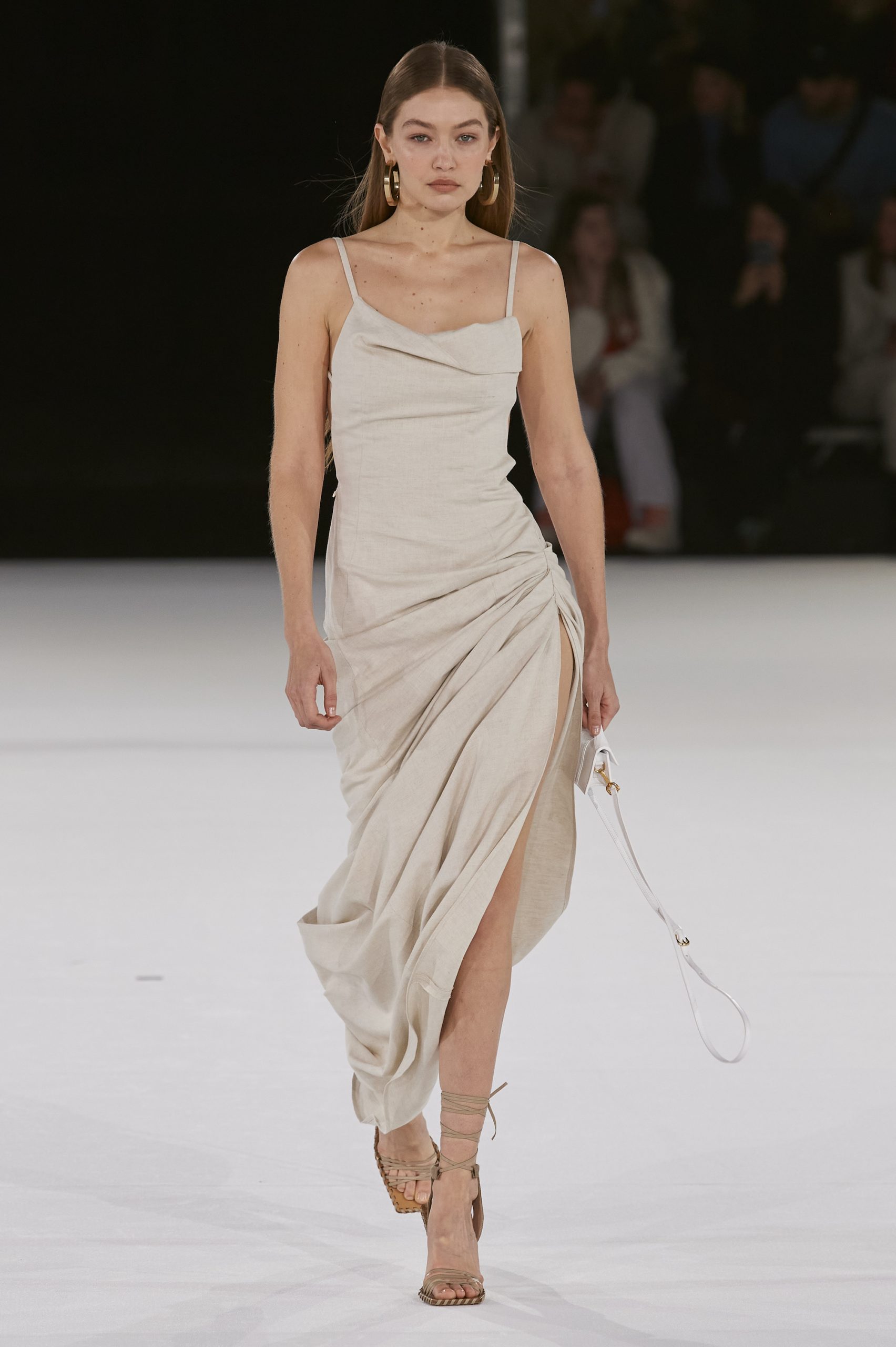 De beste catwalkmomenten van Gigi Hadid: Jacquemus herfst/winter 2020