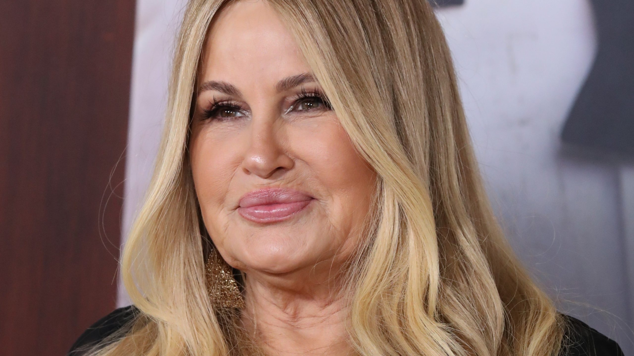 Jennifer Coolidgeimitator steelt de show tijdens Dieselshow