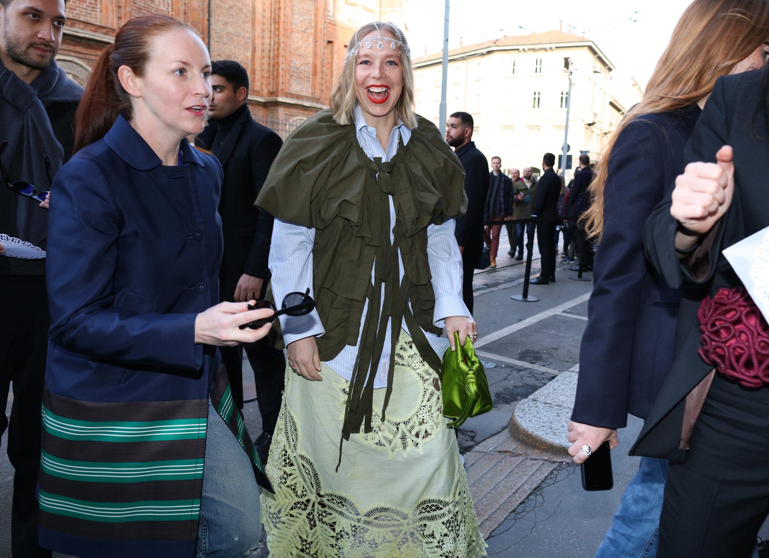 Vrouw in streetwear op Milan Fashion Week