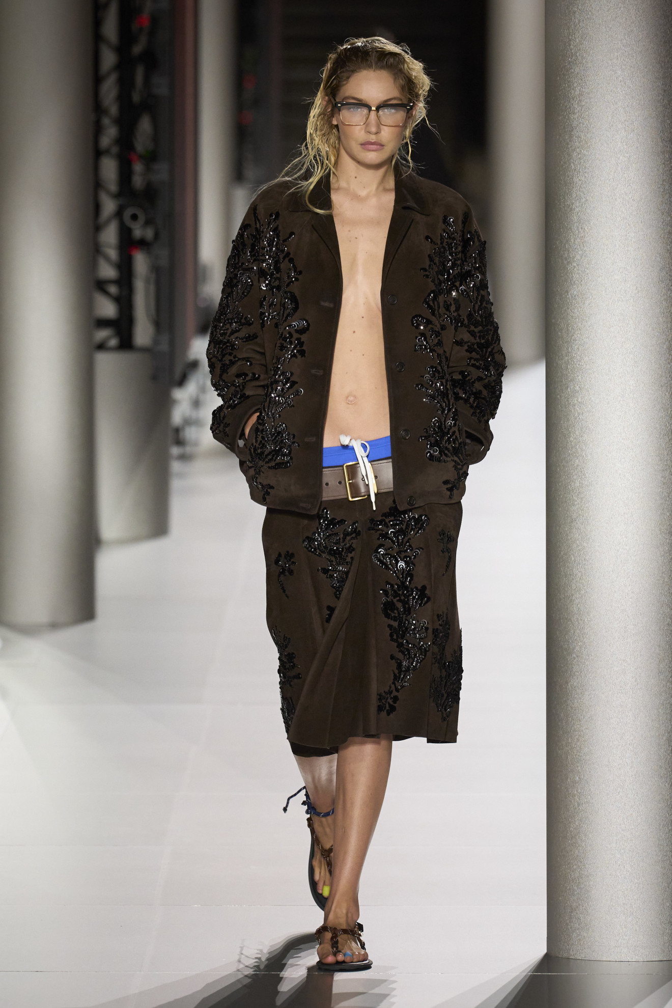 Gigi Hadid op de catwalk bij Miu Miu lente/zomer 2024