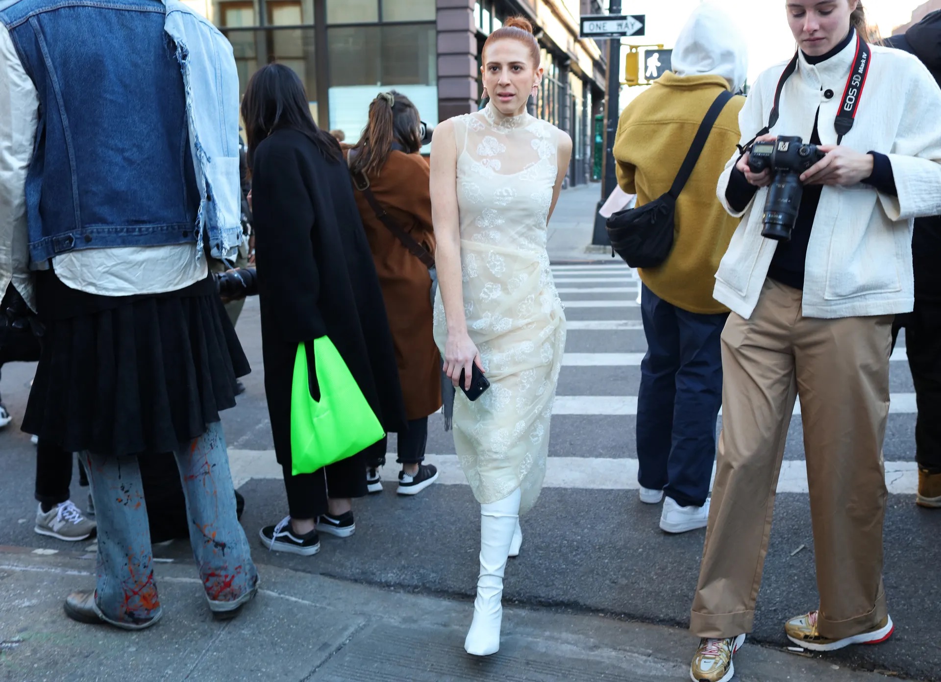 Vrouw in doorzichtige jurk loopt over straat bij New York Fashion Week herfst/winter 2023