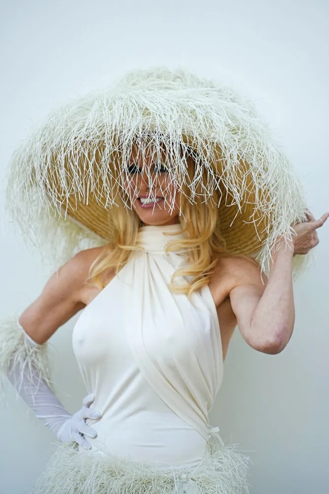 Pamela Anderson in hoed Jacquemus