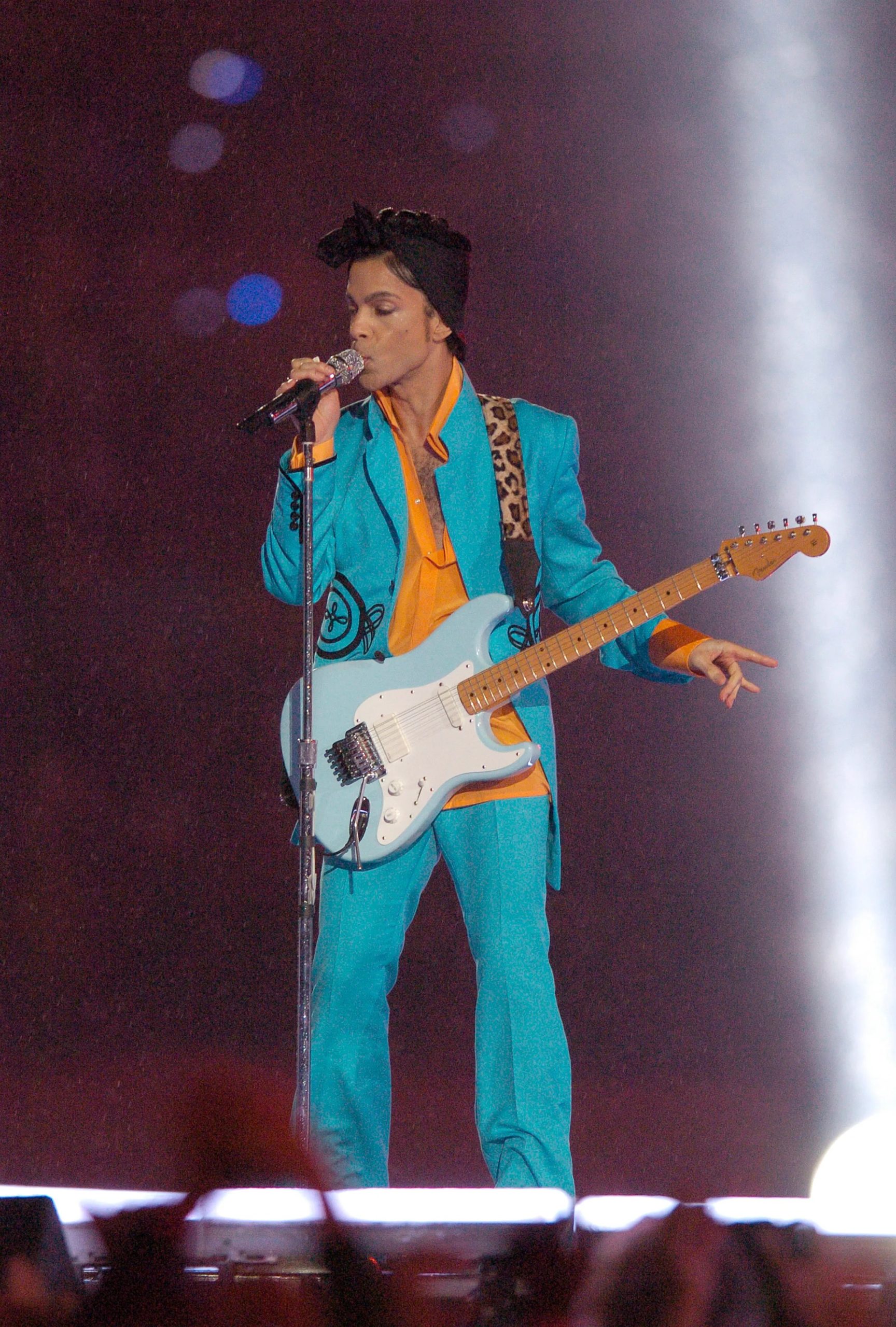 Prince zingt in microfoon bij Halftime-show