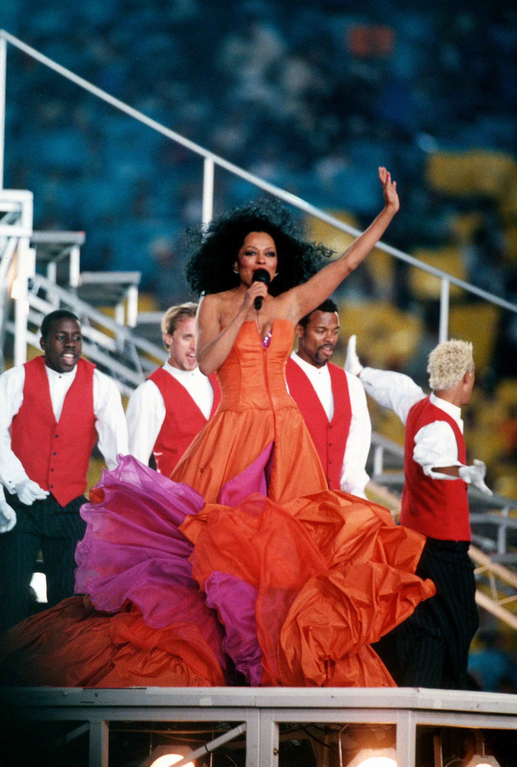 Diana Ross in voor haar typische Bob Mackie outfit