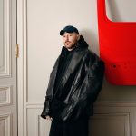 Demna portretteert voor camera