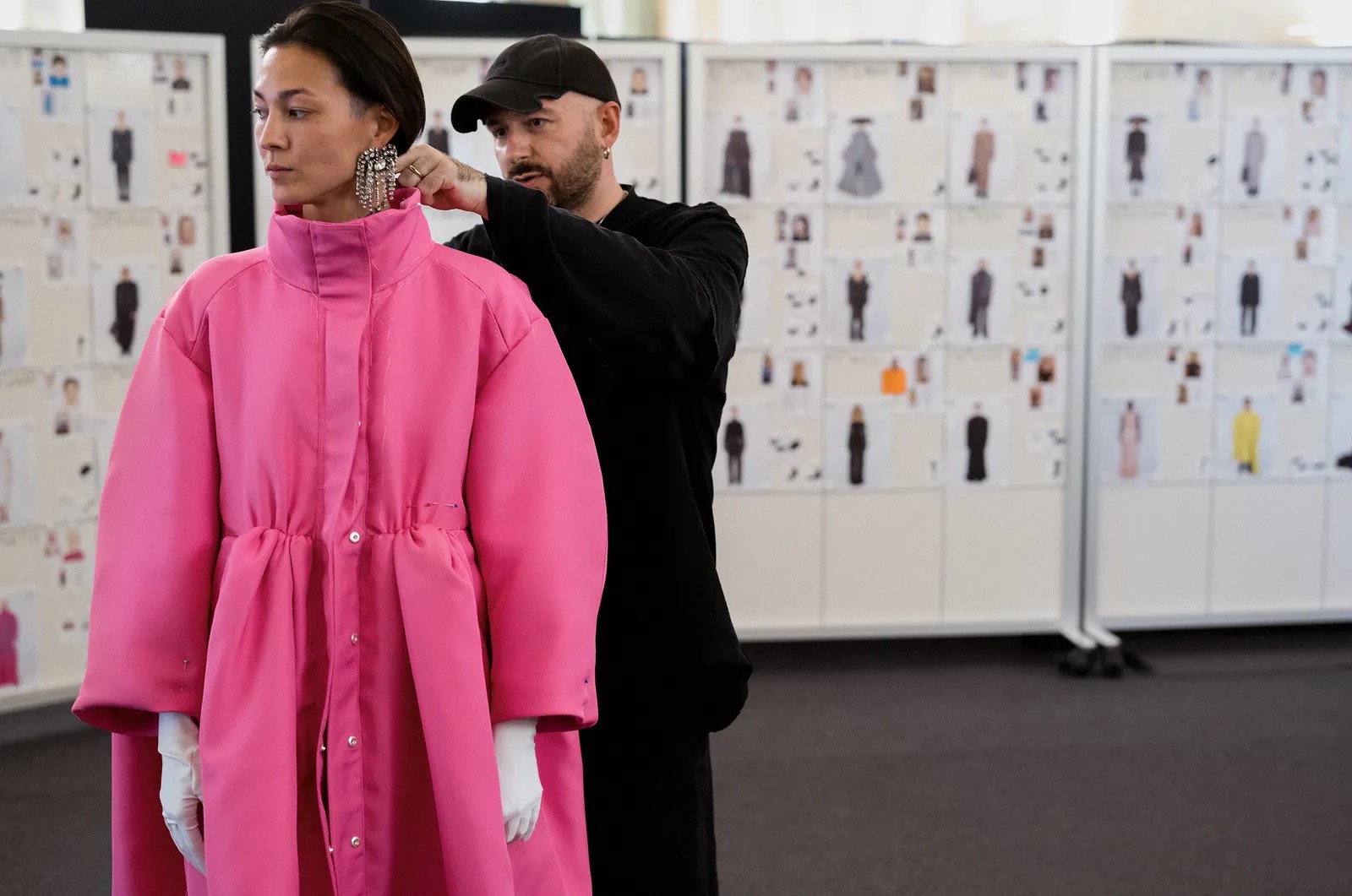 Demna in het atelier van Balenciaga