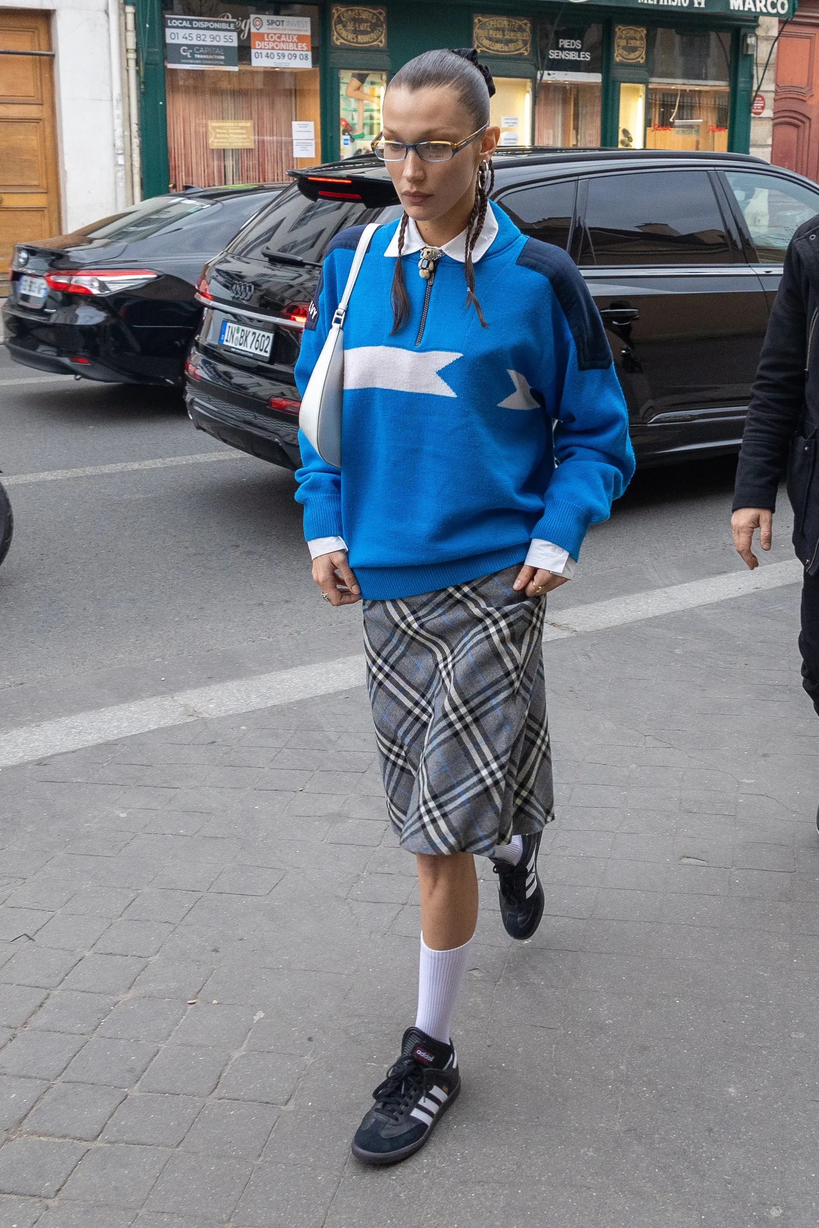 Bella Hadid met Adidas Gazelle