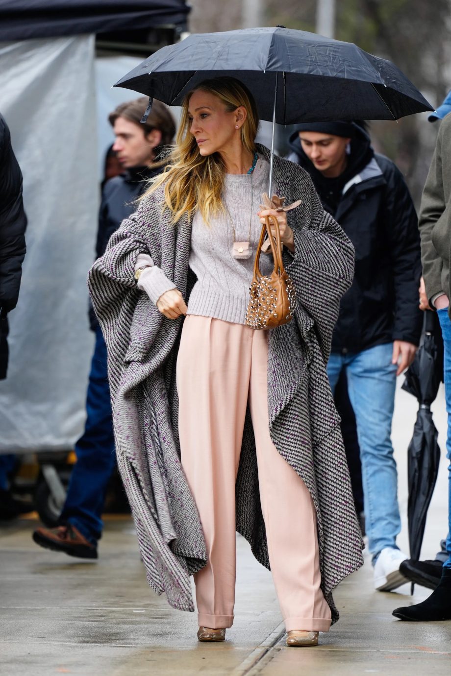 carrie-bradshaw-is-gespot-met-een-wel-heel-bijzondere-fendi-baguette-240458