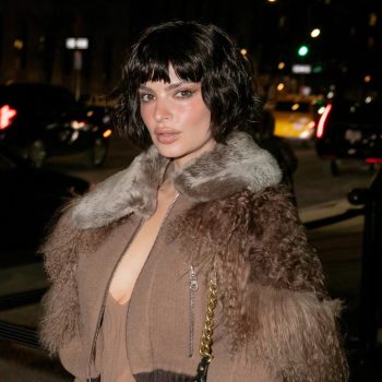 emily-ratajkowski-debuteert-een-pulp-fiction-achtige-bob-bij-marc-jacobs-show-241010