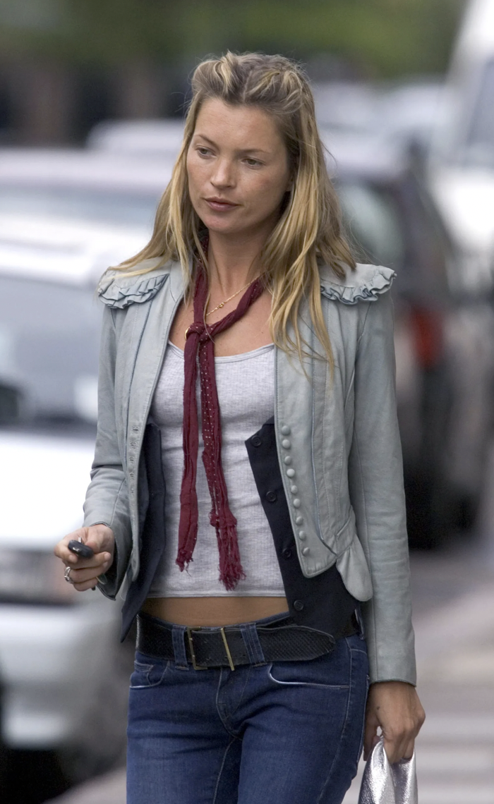 kate moss draagt dunne sjaal. 