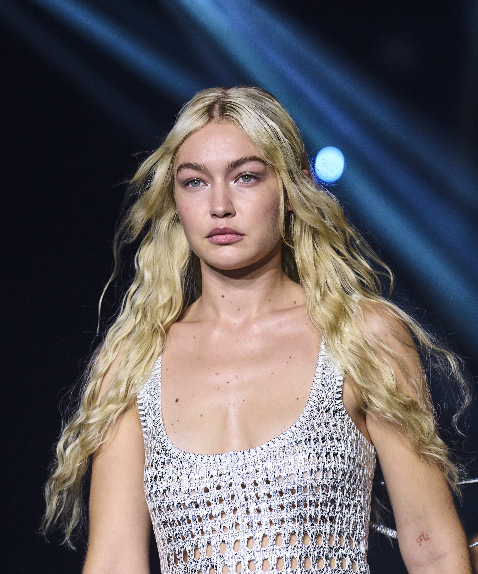 Gigi Hadid met mermaidlokken bij Chloé