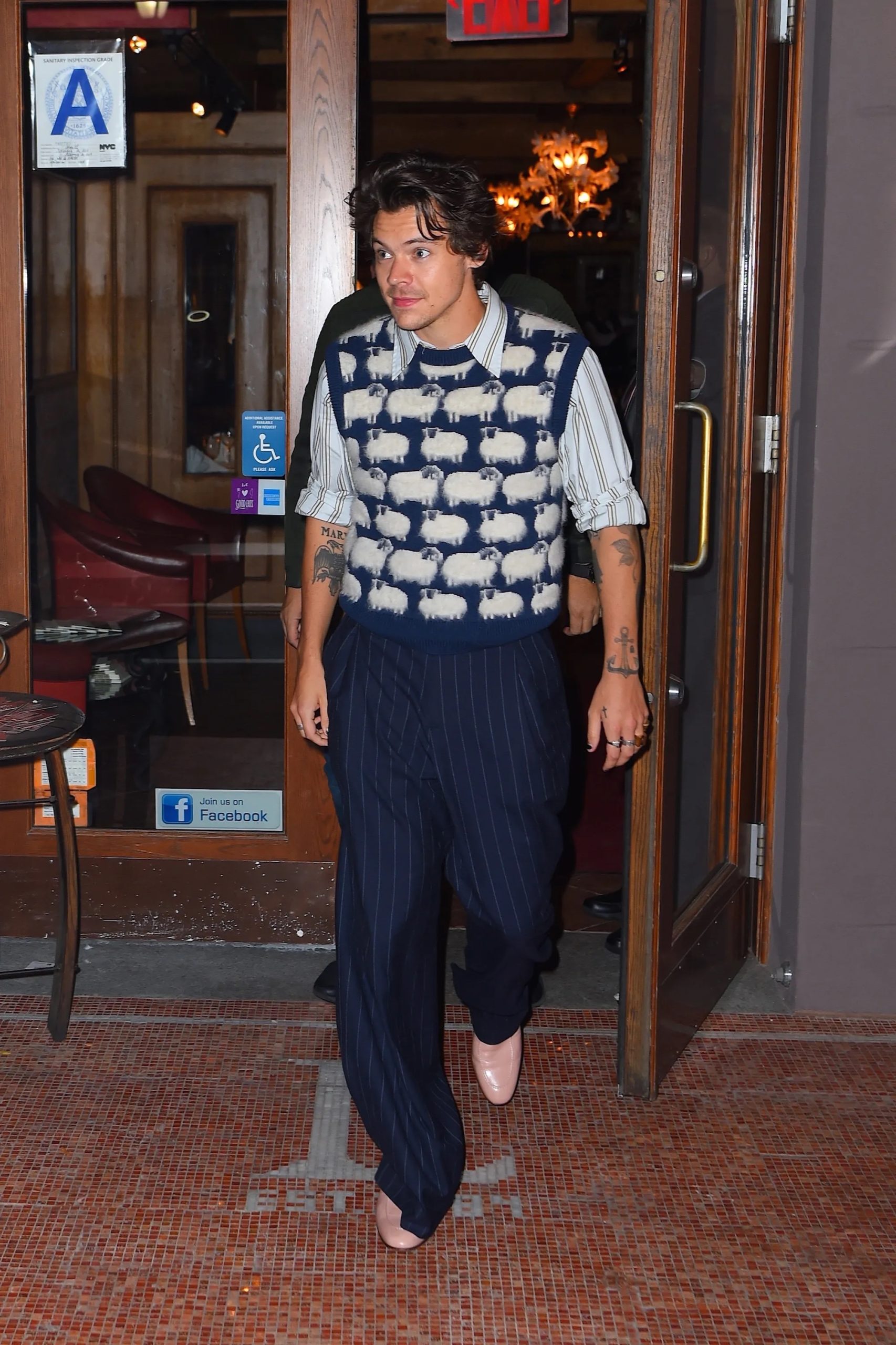 Bij het verlaten van een restaurant in New York droeg Harry een overhemd, laarzen en broek van Gucci met een gebreid vest van Lanvin, november 2019.