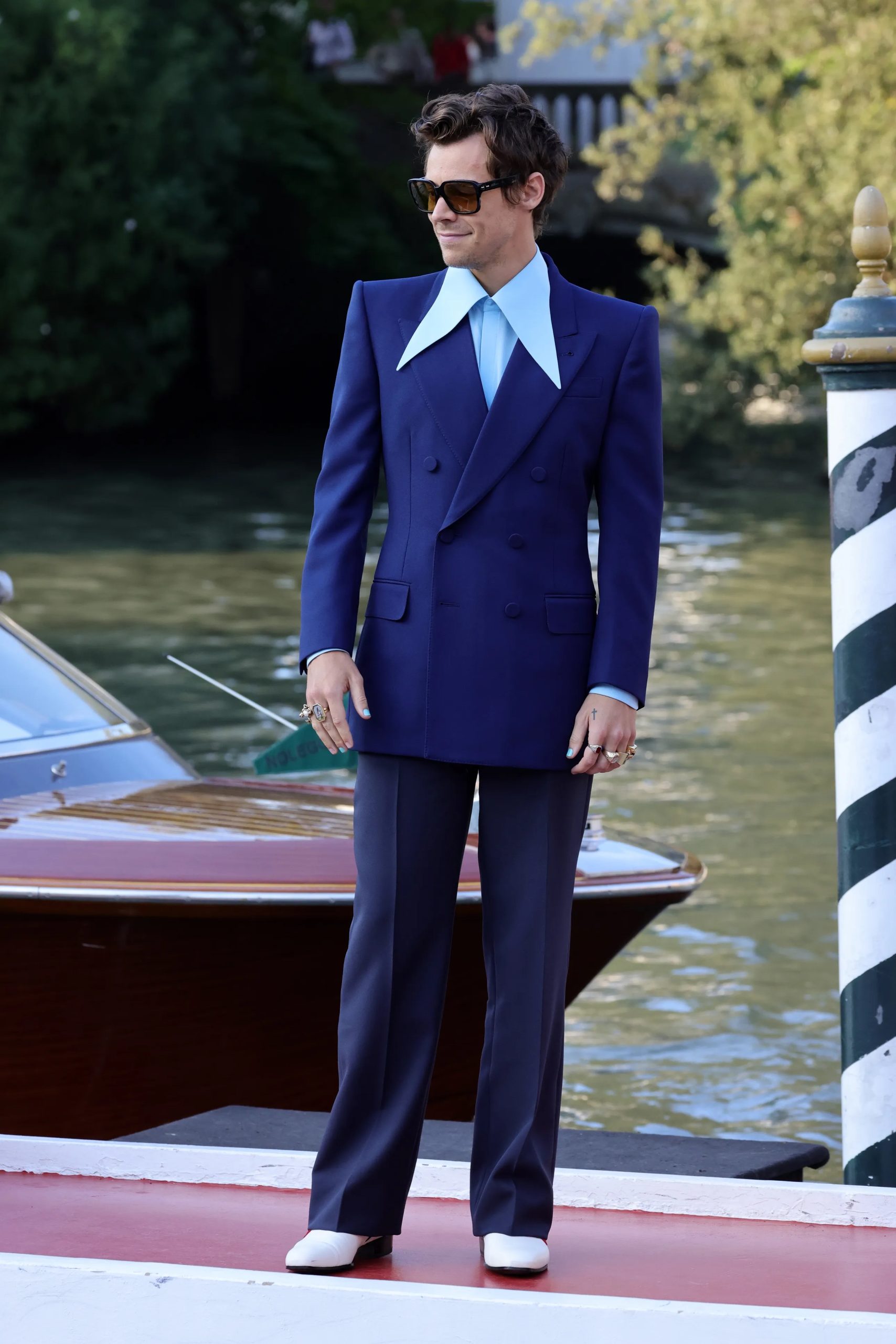 Styles in een navy Gucci-pak met een kraag uit de jaren 70 op het Venice International Film Festival, september 2022.