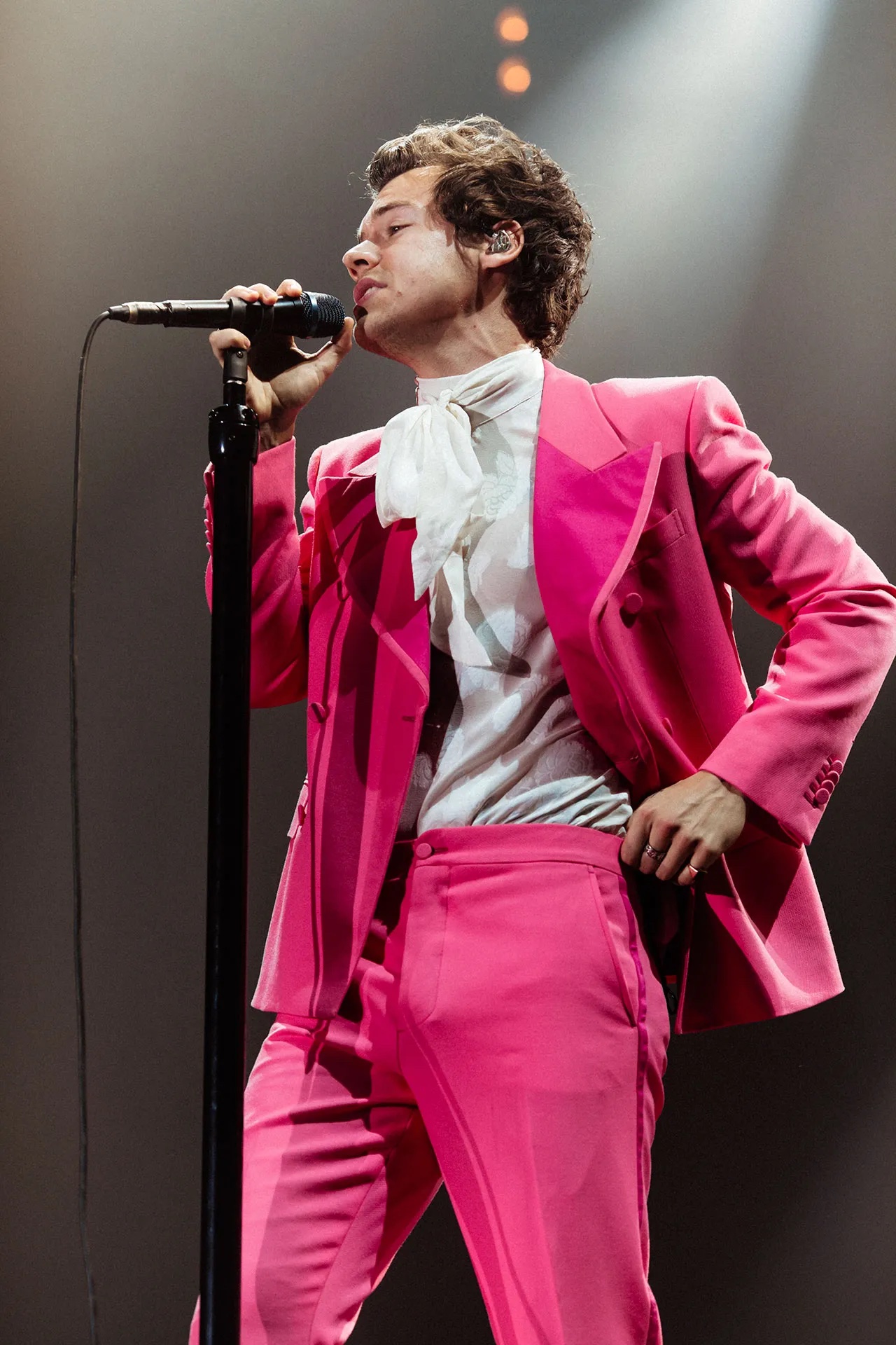 Opnieuw in Gucci - deze keer droeg Harry een levendig roze pak en een wit overhemd met stropdas voor een optreden in Bologna, april 2018.