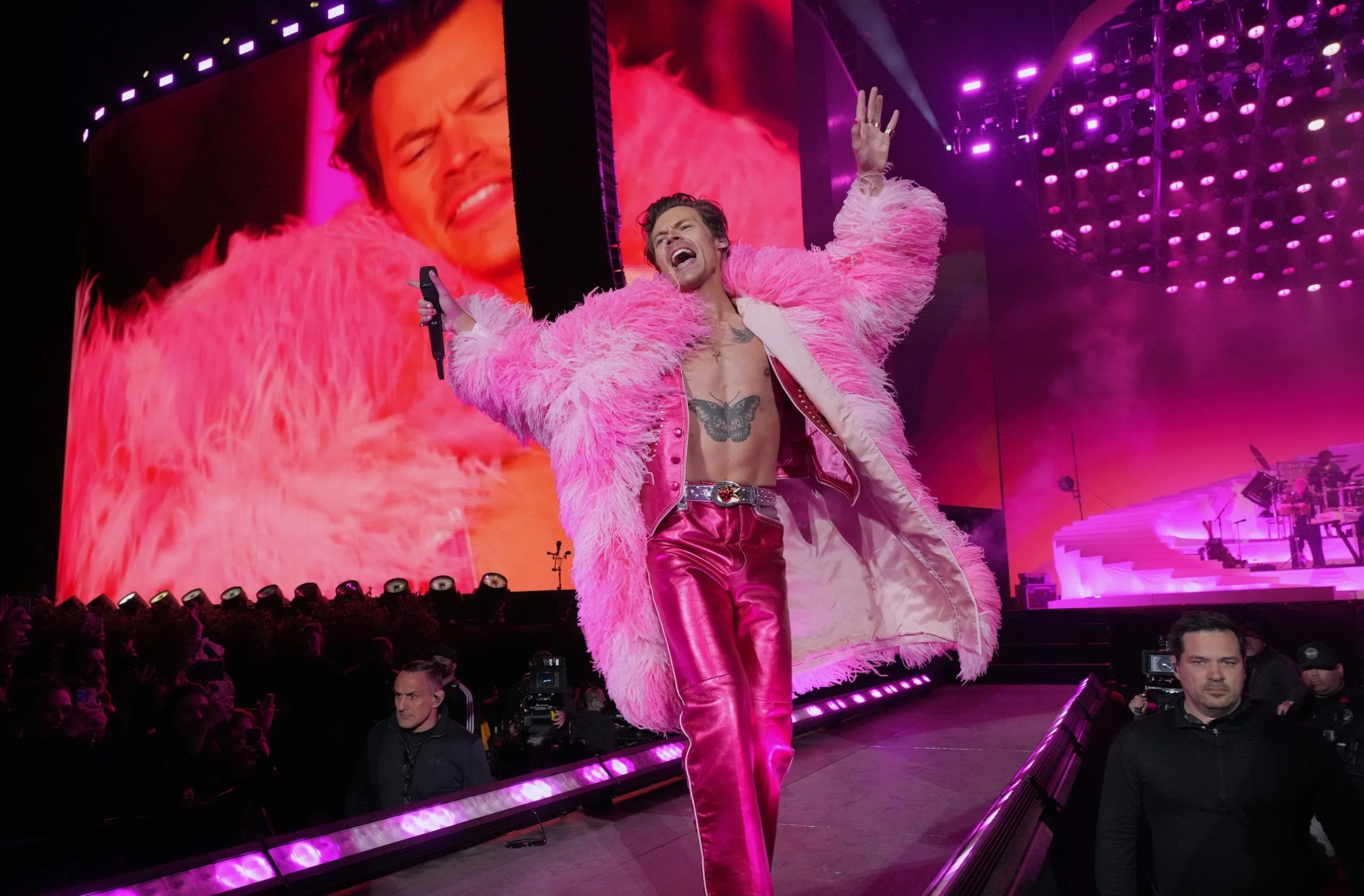 In een hot pink look op Coachella, april 2022.