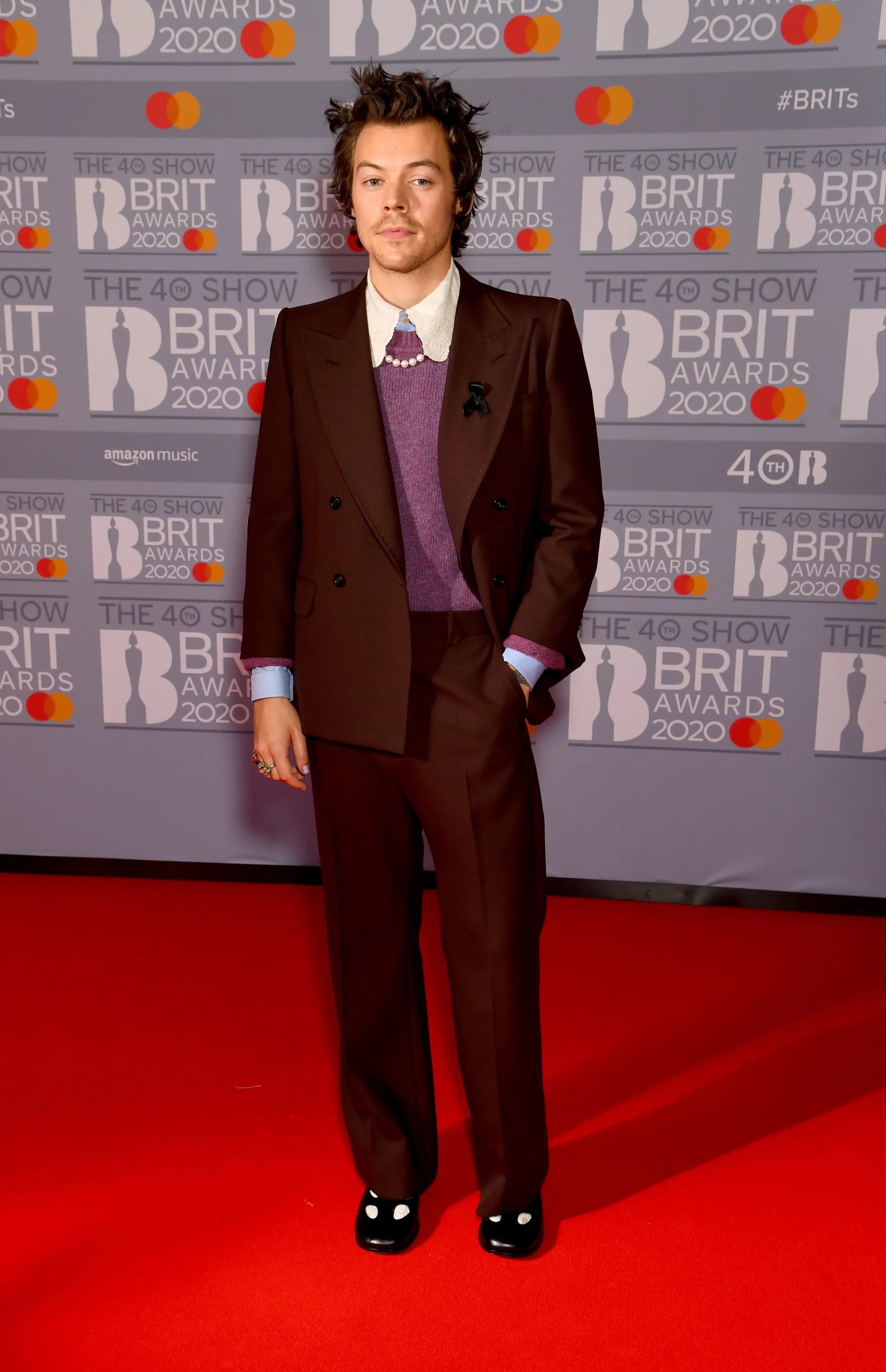 Harry arriveerde bij de Brit Awards in een pak van Gucci, februari 2020.