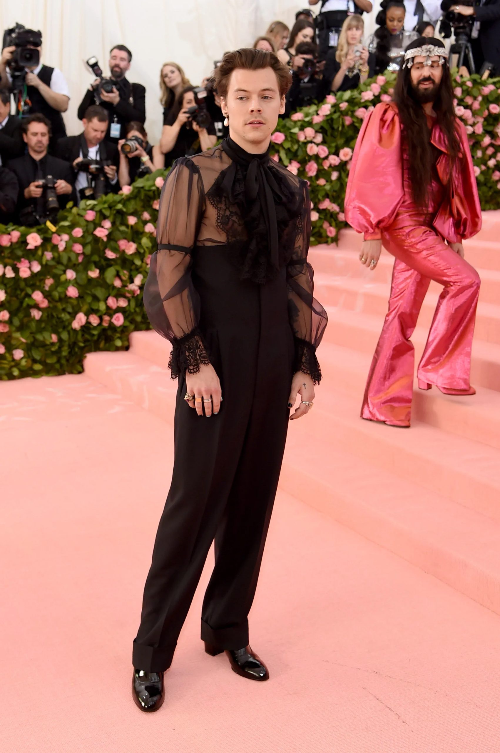 Om het Met Gala te hosten, droeg Harry een custom Gucci-ensemble en prikte hij voor de gelegenheid een parel in zijn oor, mei 2019.