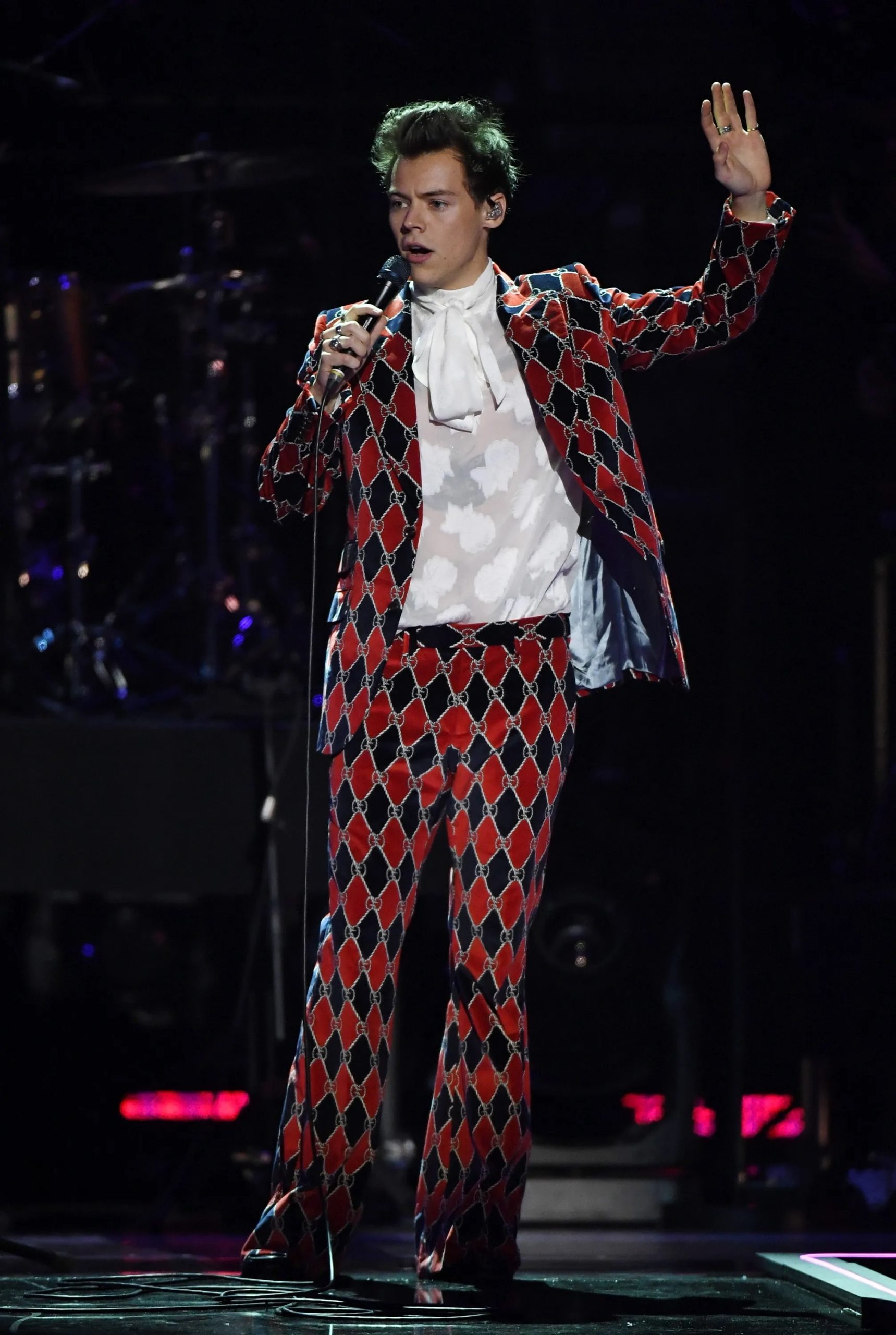 Harry trad op tijdens het 2017 iHeartRadio Music Festival met een Gucci-pak en een blouse met strik, september 2017.