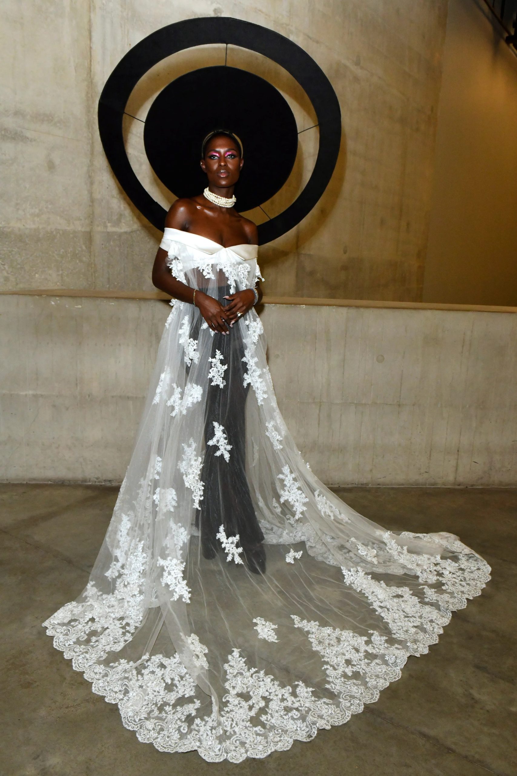 Jodie Turner-Smith bij Harris Reed tijdens London Fashion Week