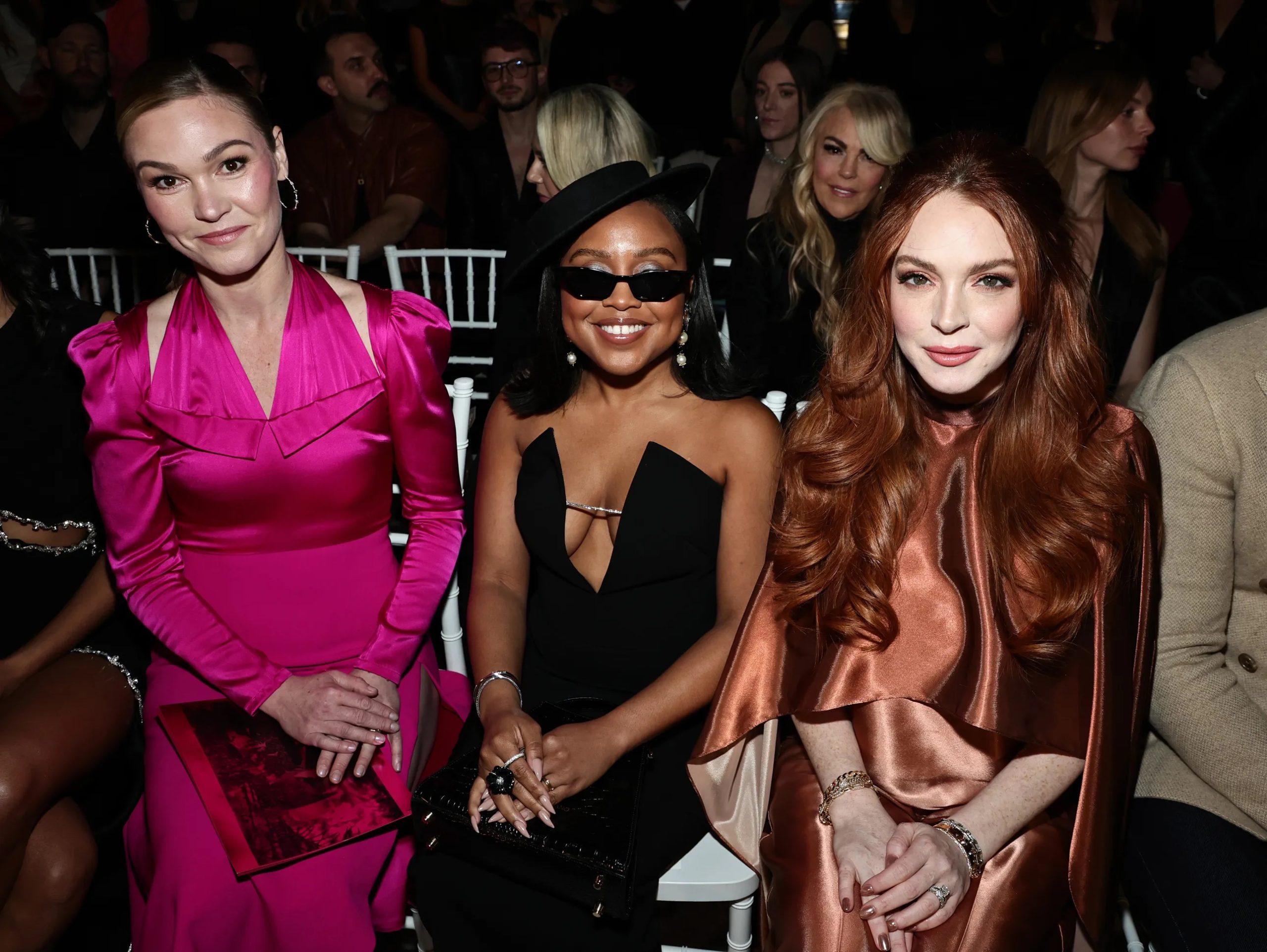 Julia Stiles, Quinta Brunson en Lindsay Lohan bij Christian Siriano tijdens New York Fashion Week