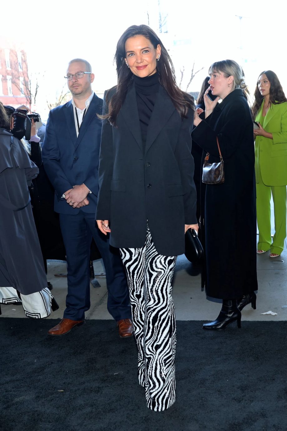 katie-holmes-deelt-haar-winterse-stijltips-tijdens-new-york-fashion-week-242708