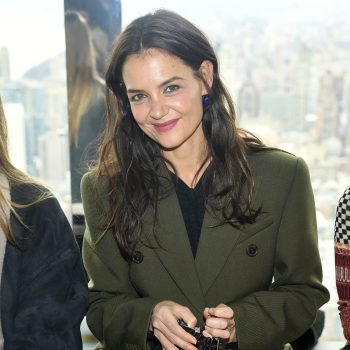 katie-holmes-draagt-olijfgroene-manteljas-tijdens-new-york-fashion-week-242301