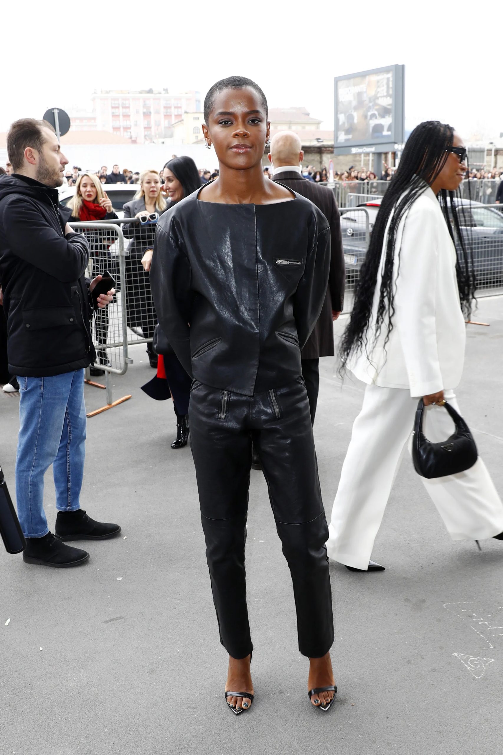 Letitia Wright bij Prada tijdens Milan Fashion Week