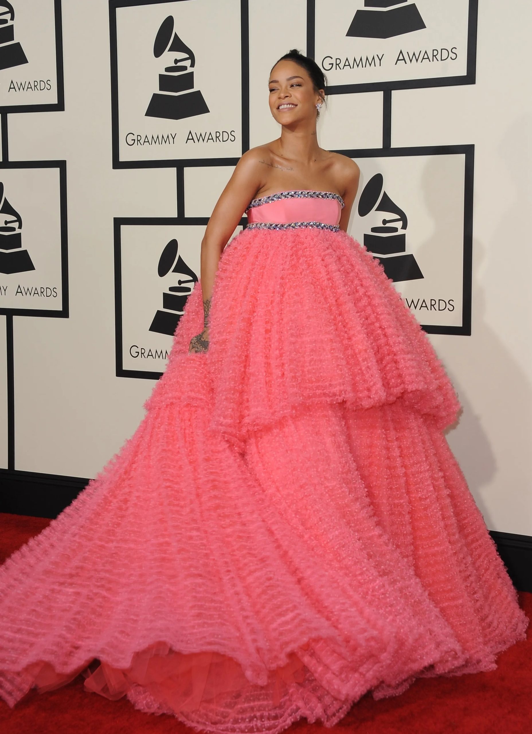 Rihanna in Giambattista Valli is een van haar opvallendste stijlmomenten