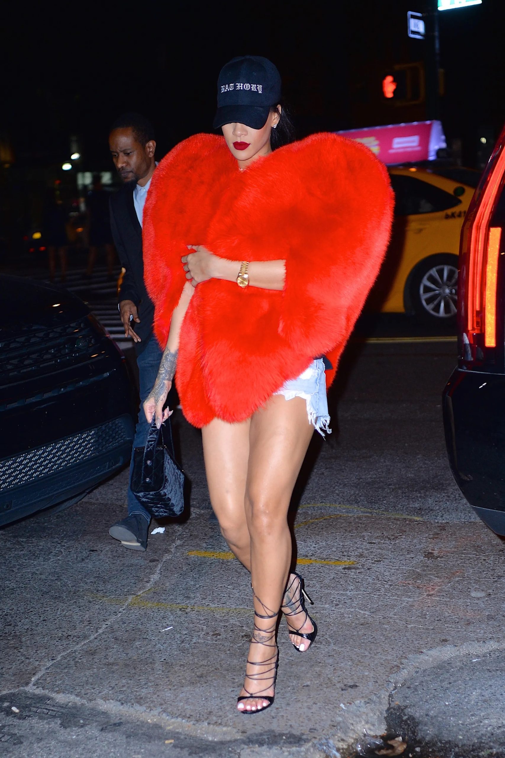 Rihanna in een hartjas is een van haar opvallendste stijlmomenten