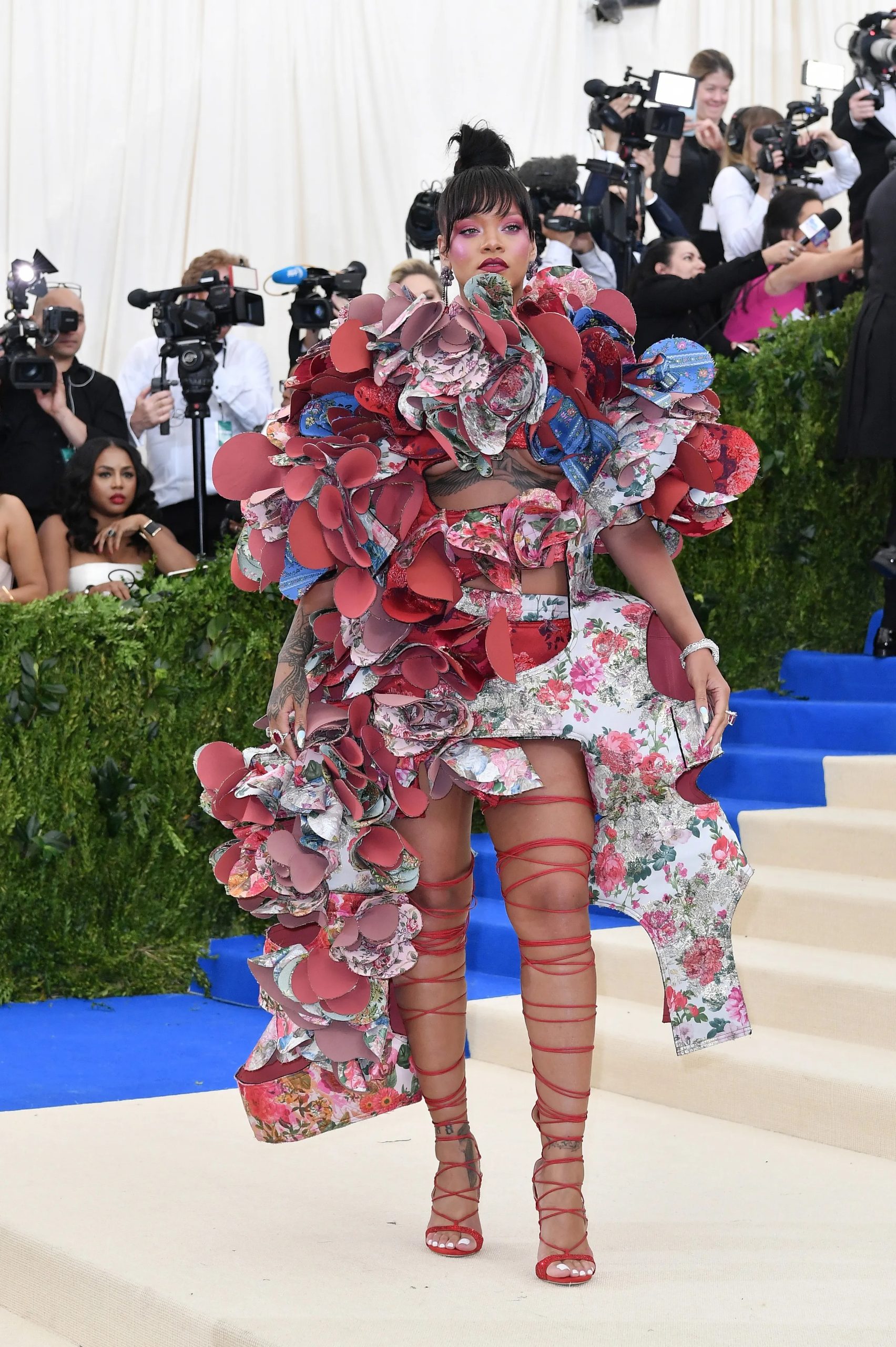 Rihanna in Comme des Garcons tijdens het Met Gala is een van haar opvallendste stijlmomenten