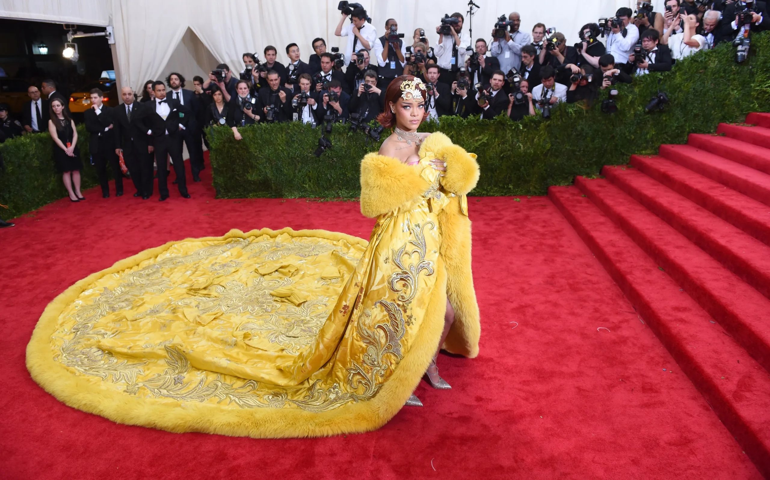 Rihanna in Guo Pei tijdens het Met Gala is een van haar opvallendste stijlmomenten